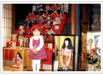 雛人形と20数年前の筆者の娘