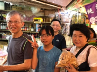 台北の東門市場・林さんの店でキヌガサダケを買っている筆者