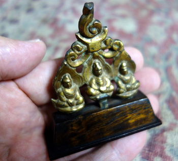 掌の骨董33．唐・金銅小三尊像 | 掌（てのひら）の骨董