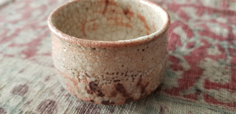 掌の骨董43．人間国宝・荒川豊蔵作 めでたく、珍しい「色絵松図湯碗 