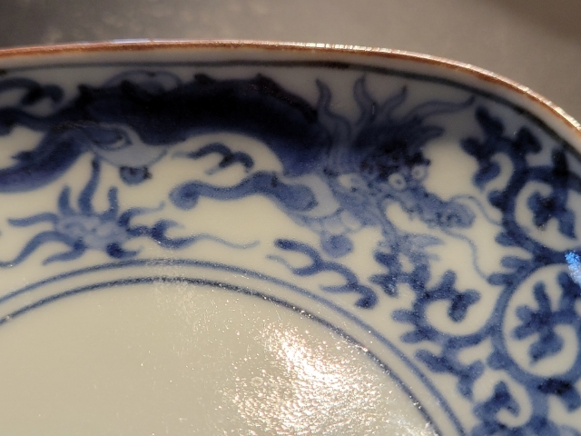掌の骨董86.伊万里呉須絵双龍二重花唐草文角丸小皿（江戸・元禄時代