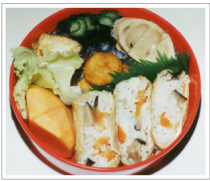 かやくいなり寿司、豆腐の照り焼き（左上）＜娘が学生時代に実際に持って行ったもの＞