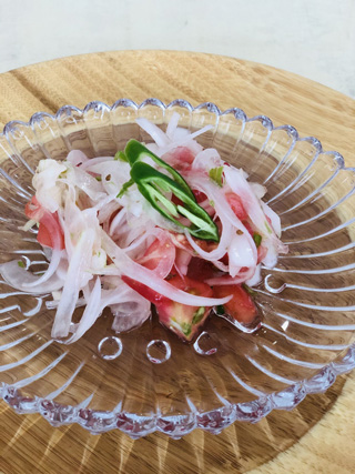 トマトと玉ねぎのカチュンバル（インド風酢の物）